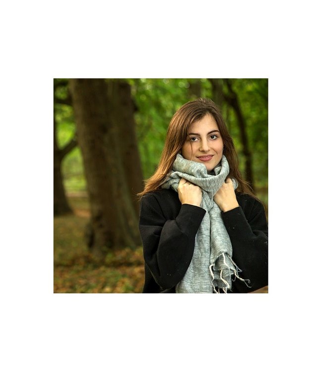 SJAAL MET VERHAAL  •• Sjaal Lichtgrijs