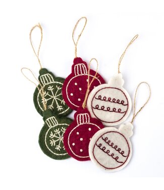 SJAAL MET VERHAAL  •• Hanger Kerstbal Geborduurd Holly Berry