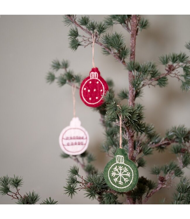 SJAAL MET VERHAAL  •• Hanger Kerstbal Geborduurd Holly Berry