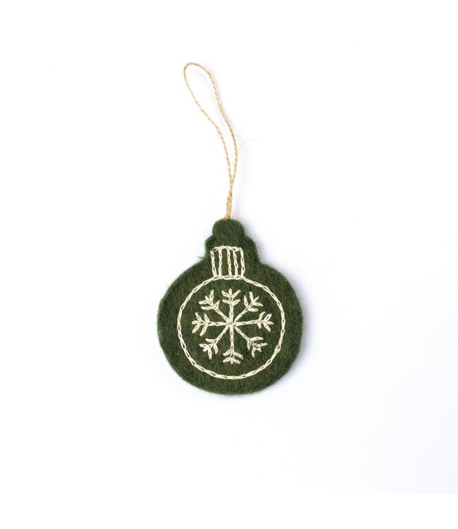 SJAAL MET VERHAAL  •• Hanger Kerstbal Geborduurd Holly Berry