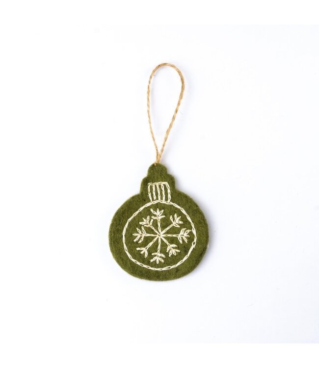 SJAAL MET VERHAAL  •• Hanger Kerstbal Geborduurd Mistletoe