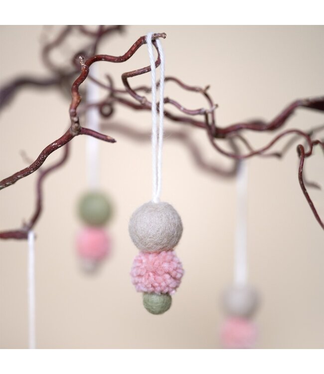 SJAAL MET VERHAAL  •• Hanger Viltballetjes en Pompom