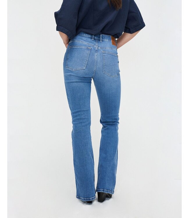 KUYICHI •• Lisette Flare | Timed Out