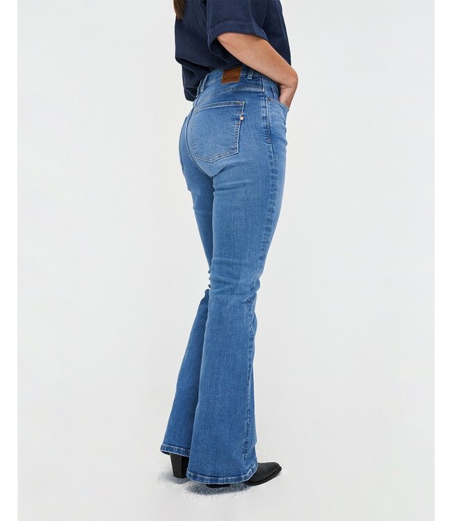 KUYICHI •• Lisette Flare | Timed Out