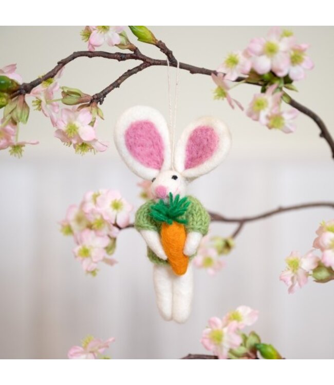 SJAAL MET VERHAAL  •• Hanger Haasje van vilt met wortel