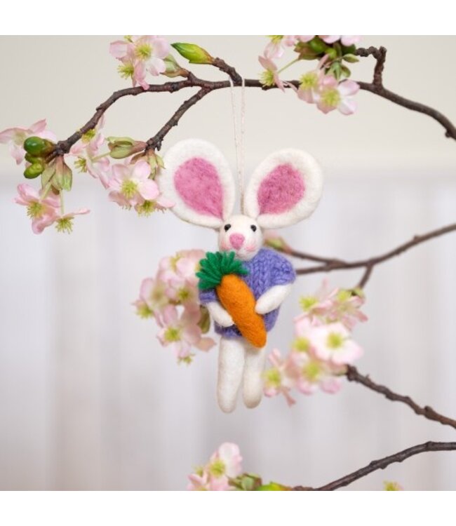 SJAAL MET VERHAAL  •• Hanger Haasje van vilt met wortel