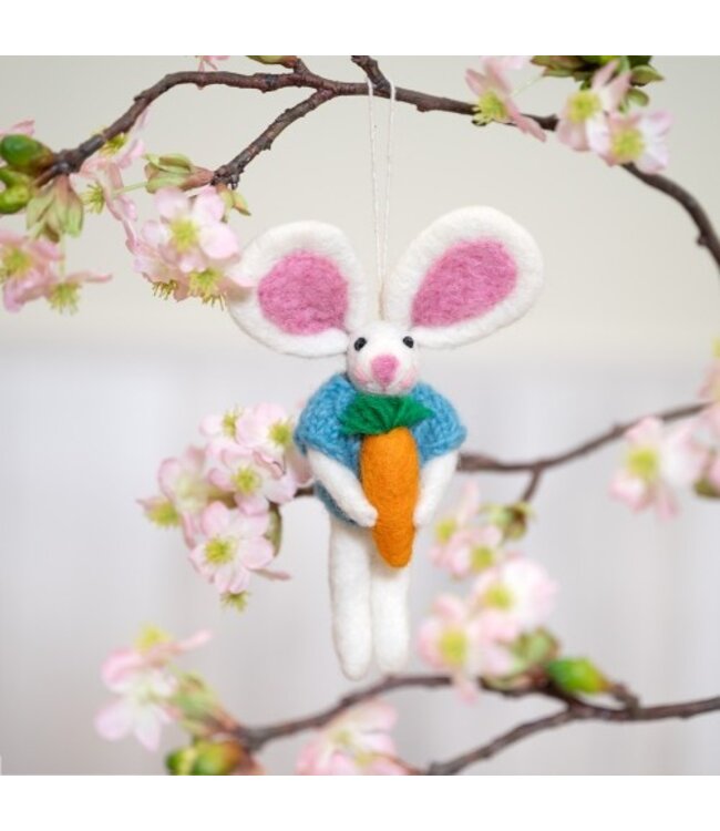 SJAAL MET VERHAAL  •• Hanger Haasje van vilt met wortel