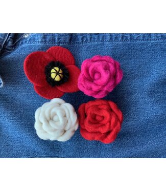 SJAAL MET VERHAAL  •• Bloemen Broche van vilt