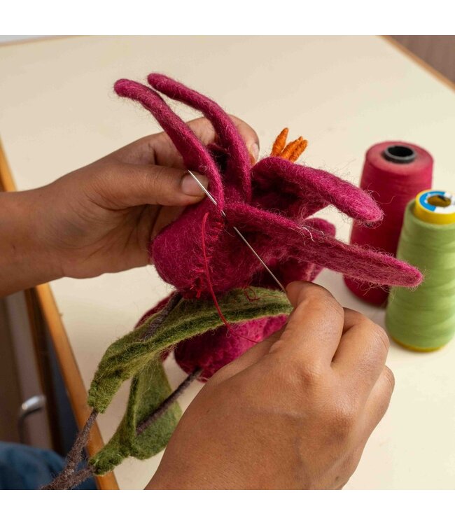 SJAAL MET VERHAAL  •• Lelie van vilt