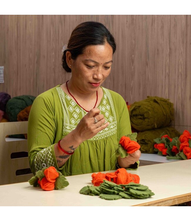 SJAAL MET VERHAAL  •• Tak Physalis Lampion | gemaakt van wol vilt