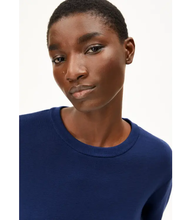 ARMEDANGELS •• ROSANNIAAS | gebreide jurk in kleur blue noon