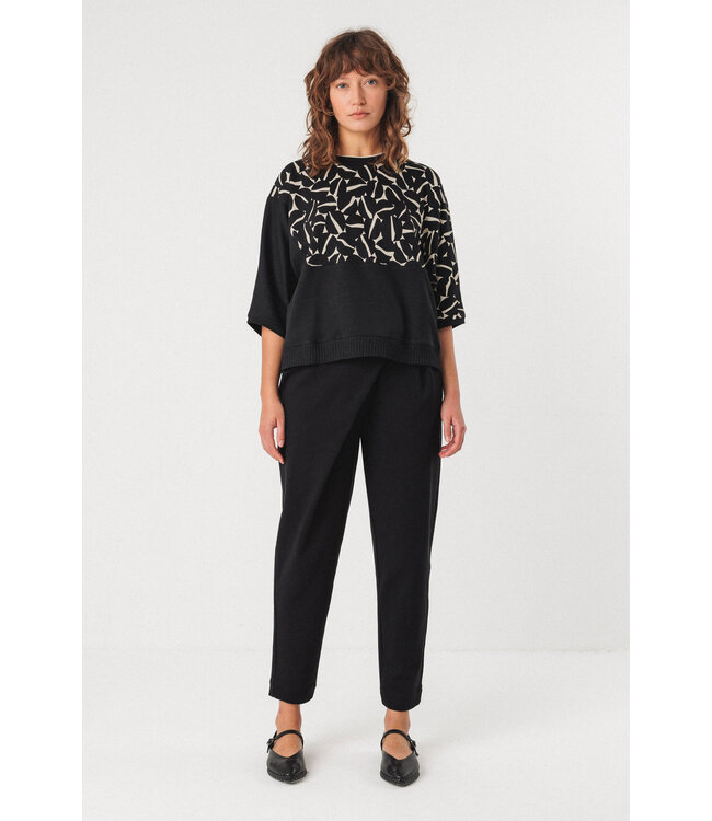 SKFK •• NAHIERA-GOTS T-SHIRT | Black