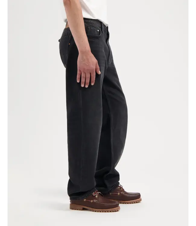 KUYICHI •• Larry Loose | Smoky Noir