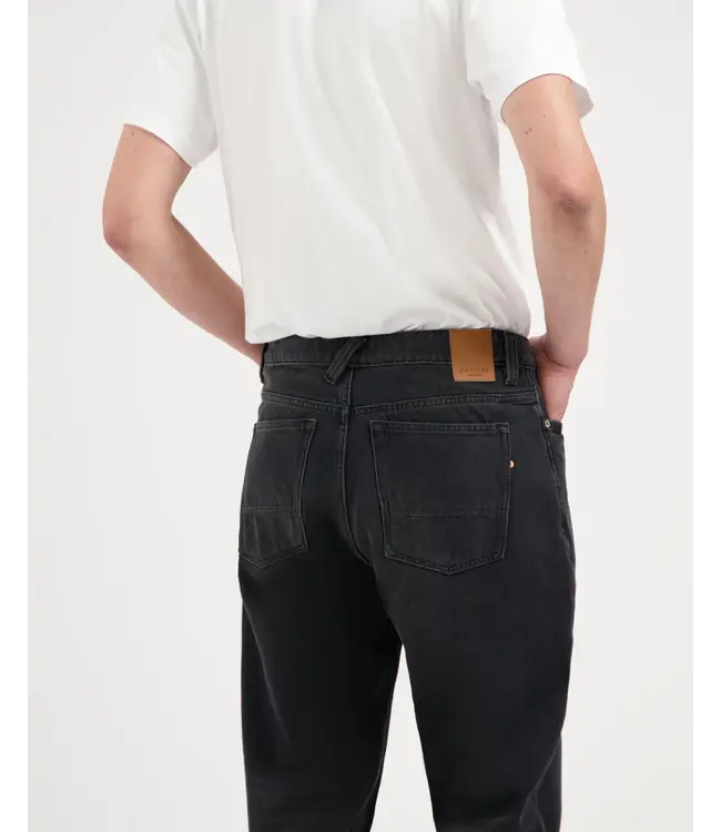 KUYICHI •• Larry Loose | Smoky Noir