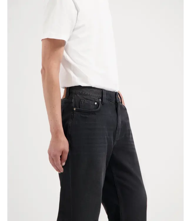 KUYICHI •• Larry Loose | Smoky Noir