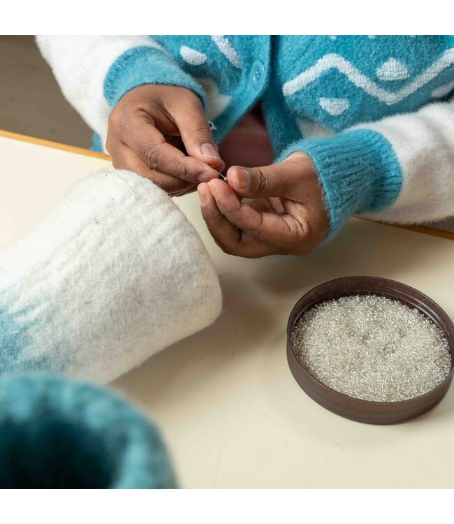 SJAAL MET VERHAAL  •• Vaas Ijsblauw - Wit | Medium