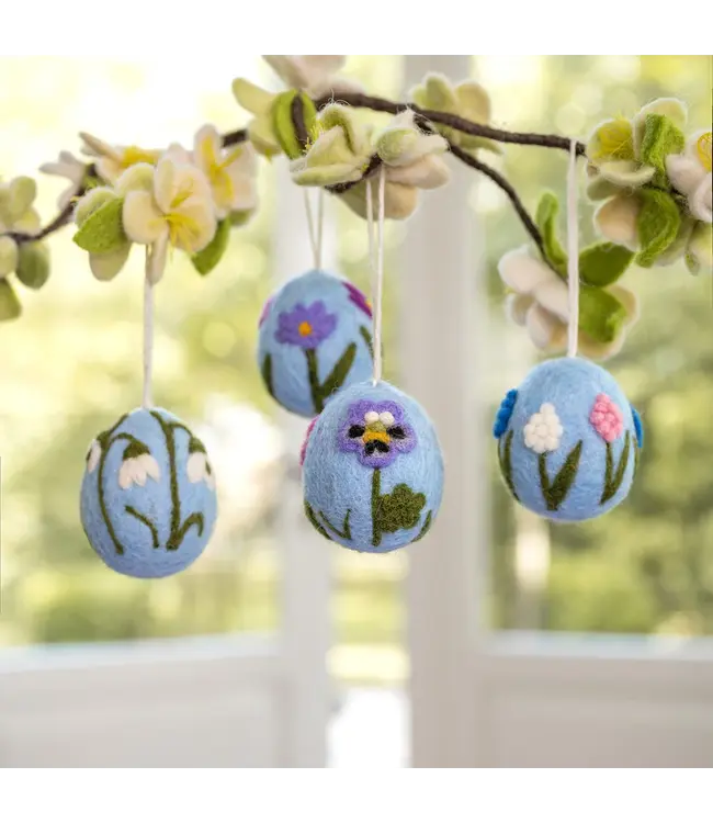 SJAAL MET VERHAAL  •• Hanger Ei Lichtblauw met Bloemen