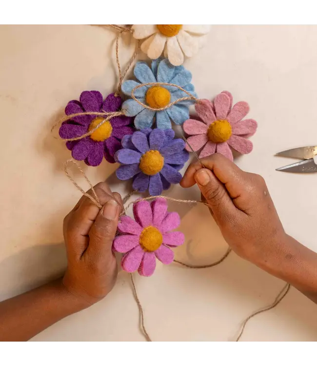 SJAAL MET VERHAAL  •• Viltslinger Margrietjes  Violettinten