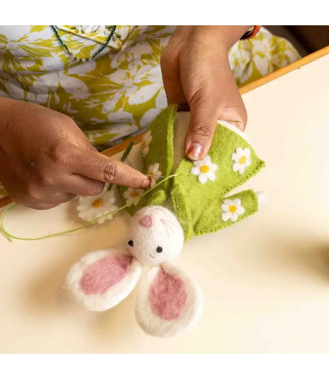 SJAAL MET VERHAAL  •• Decoratie Haas Groen met Margrietjes