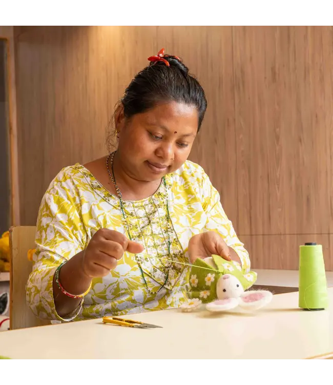 SJAAL MET VERHAAL  •• Decoratie Haas Groen met Margrietjes