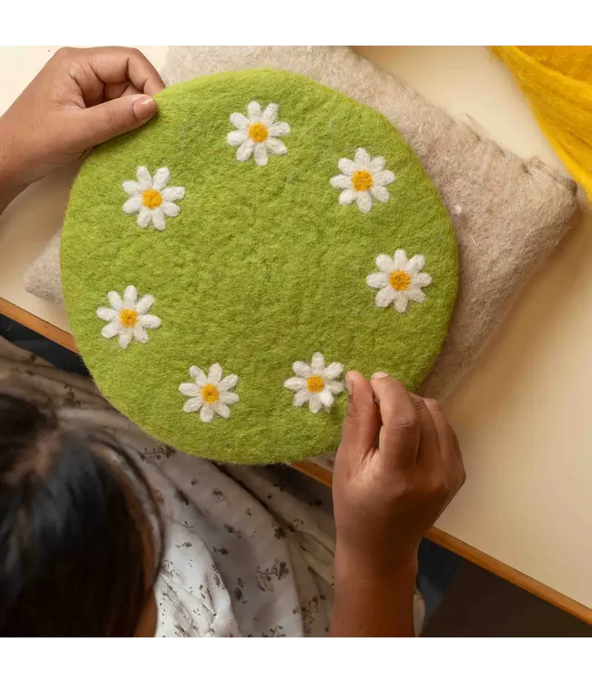 SJAAL MET VERHAAL  •• Onderzetter 35 cm Groen met Margrietjes