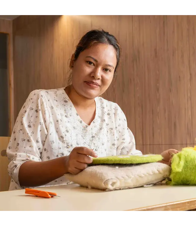 SJAAL MET VERHAAL  •• Onderzetter 35 cm Groen met Margrietjes