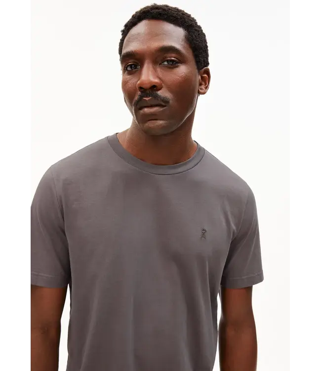 ARMEDANGELS •• JAAMES T-shirt made of Organic Cotton  in kleur Granit