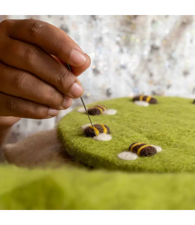 SJAAL MET VERHAAL  •• Onderzetter 35 cm Groen met Bijtjes