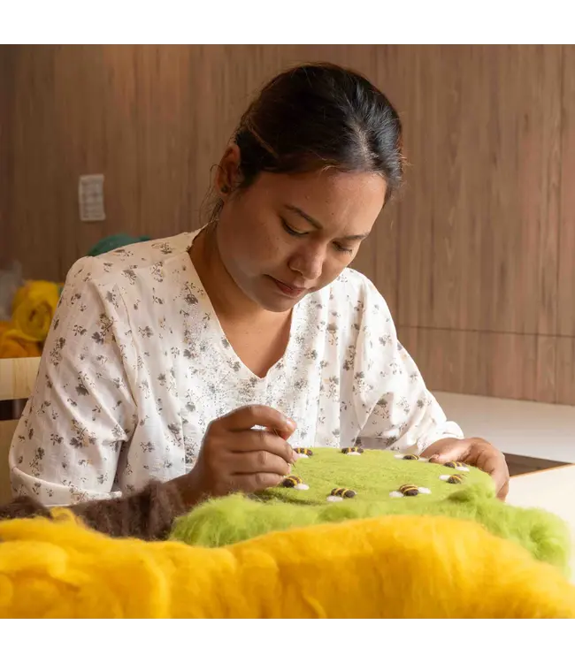 SJAAL MET VERHAAL  •• Onderzetter 35 cm Groen met Bijtjes