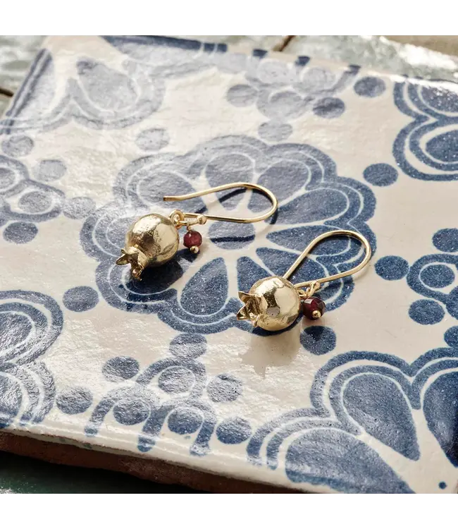 A BEAUTIFUL STORY •• Hush Granet Oorbellen