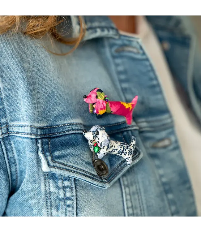 SJAAL MET VERHAAL  •• Broche Teckel