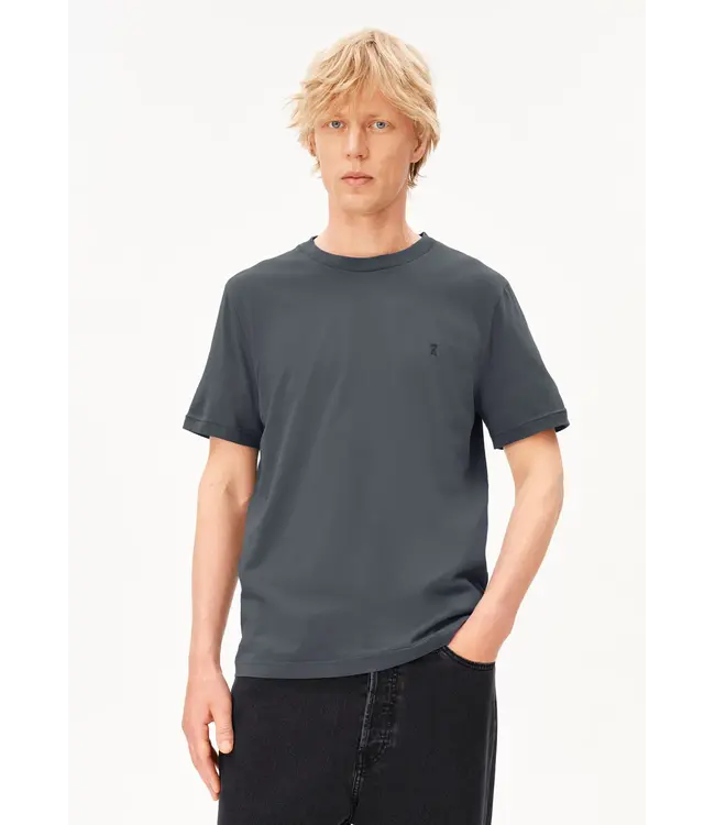 ARMEDANGELS •• JAAMES T-shirt made of Organic Cotton in kleur  Moonshadow