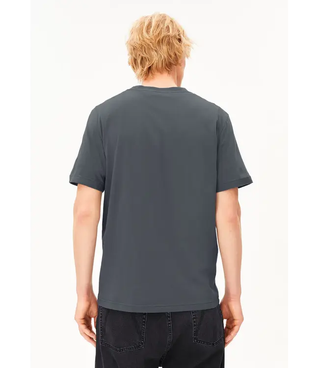 ARMEDANGELS •• JAAMES T-shirt made of Organic Cotton in kleur  Moonshadow