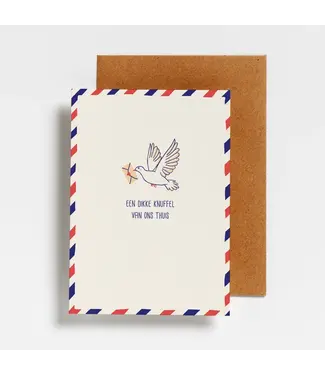 Hello August •• Postkaart | Een dikke knuffel van ons thuis