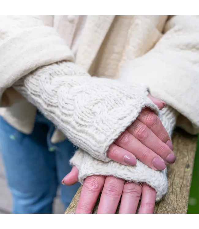 SJAAL MET VERHAAL  •• Handwarmers Cable Creme