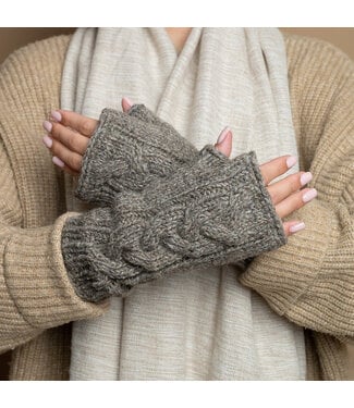 SJAAL MET VERHAAL  •• Handwarmers Cable Taupe