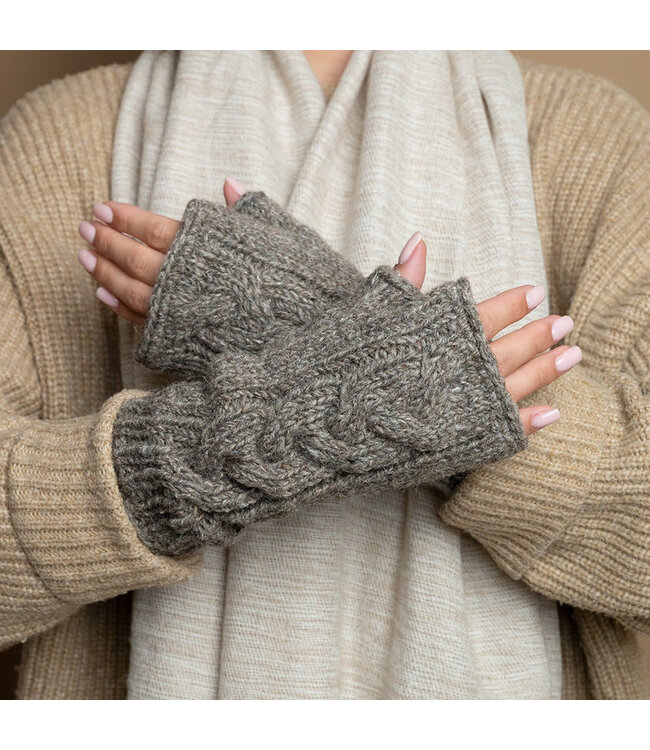 SJAAL MET VERHAAL  •• Handwarmers Cable Taupe