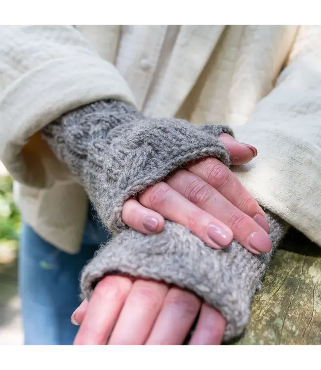 SJAAL MET VERHAAL  •• Handwarmers Cable Taupe