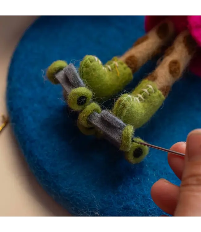 SJAAL MET VERHAAL  •• Hanger Giraffe op Rollerskates Paars