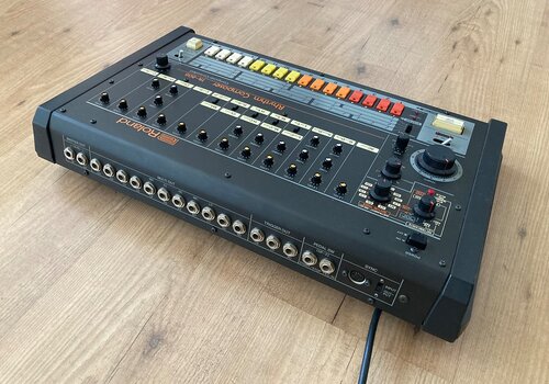 Roland tr-808 w/original manual & decksaver 