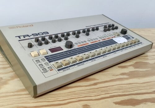 Roland TR-909 