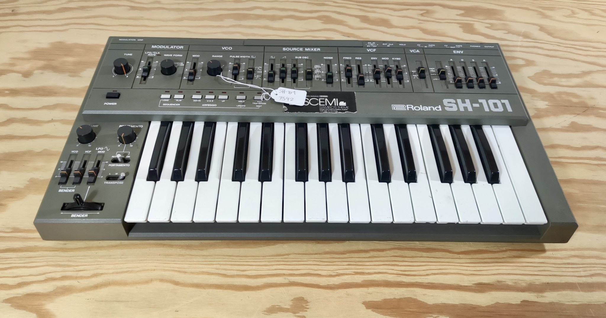 Roland SH-101 - 鍵盤楽器