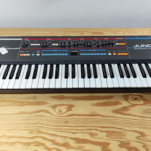 Roland Juno 106 + CASE 