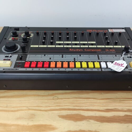 Roland TR-808 - 100v 