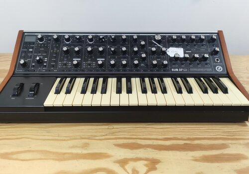 Moog Subsequent 37 