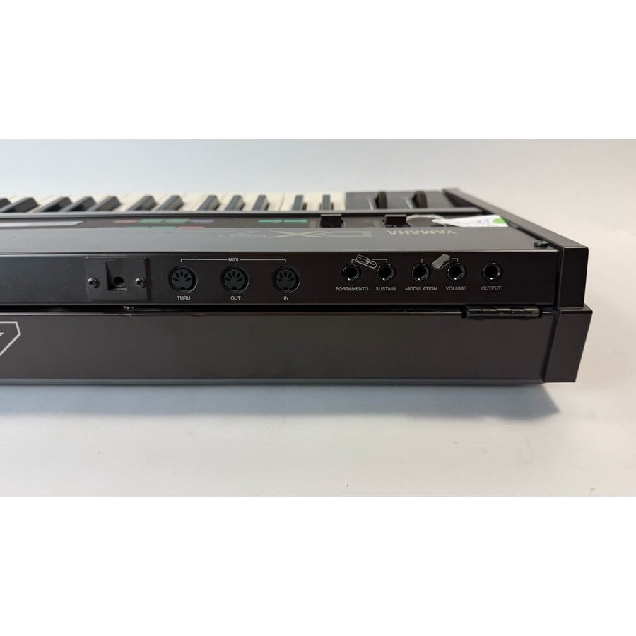 Yamaha DX7 (Damaged right panel)