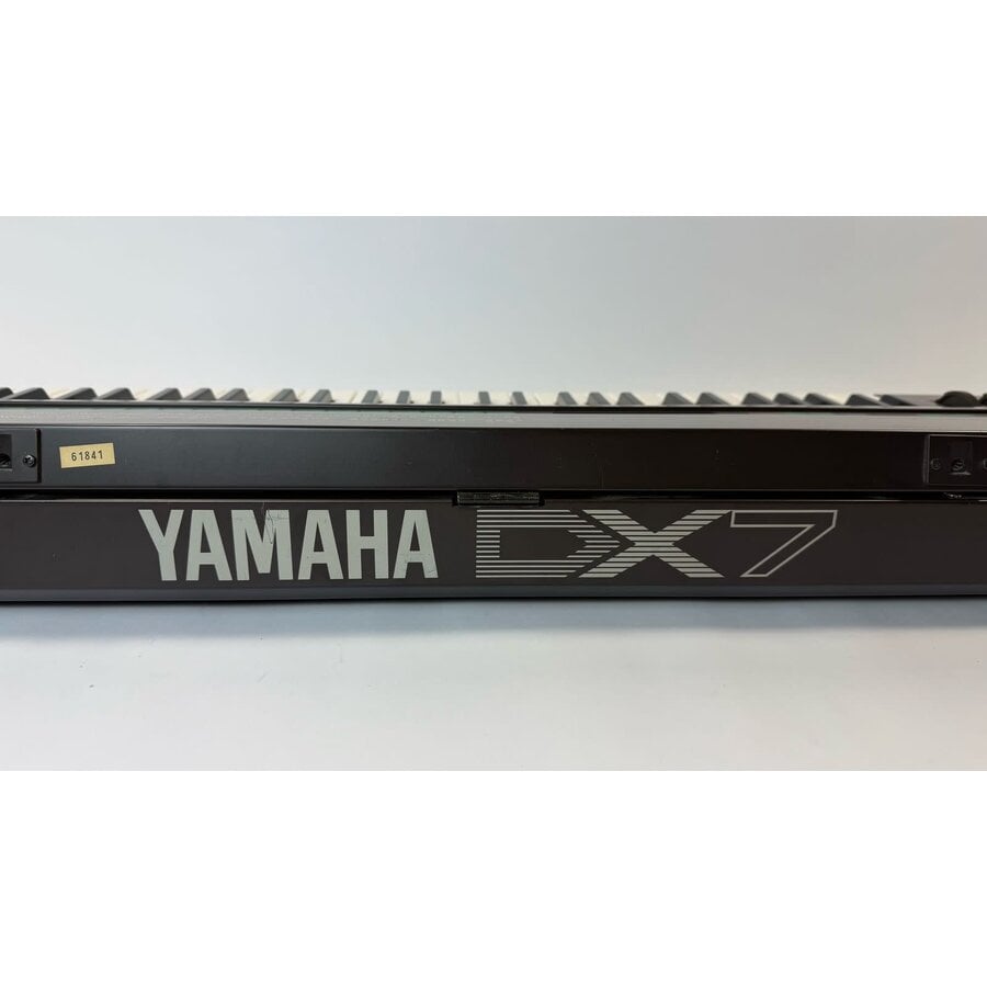 Yamaha DX7 (Damaged right panel)