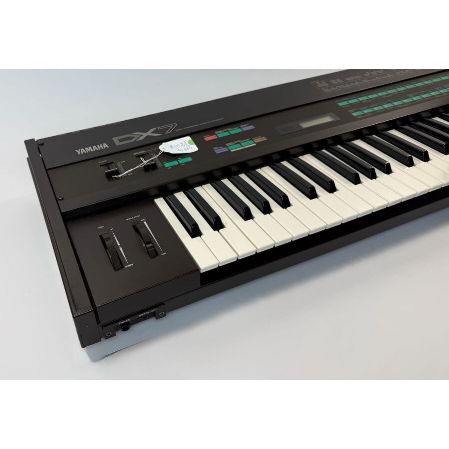 Yamaha DX7 (Damaged right panel)