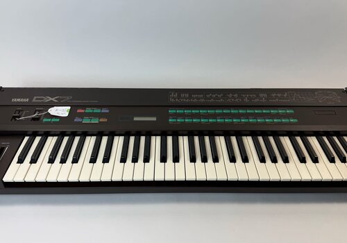 Yamaha DX7 (Damaged right panel) 