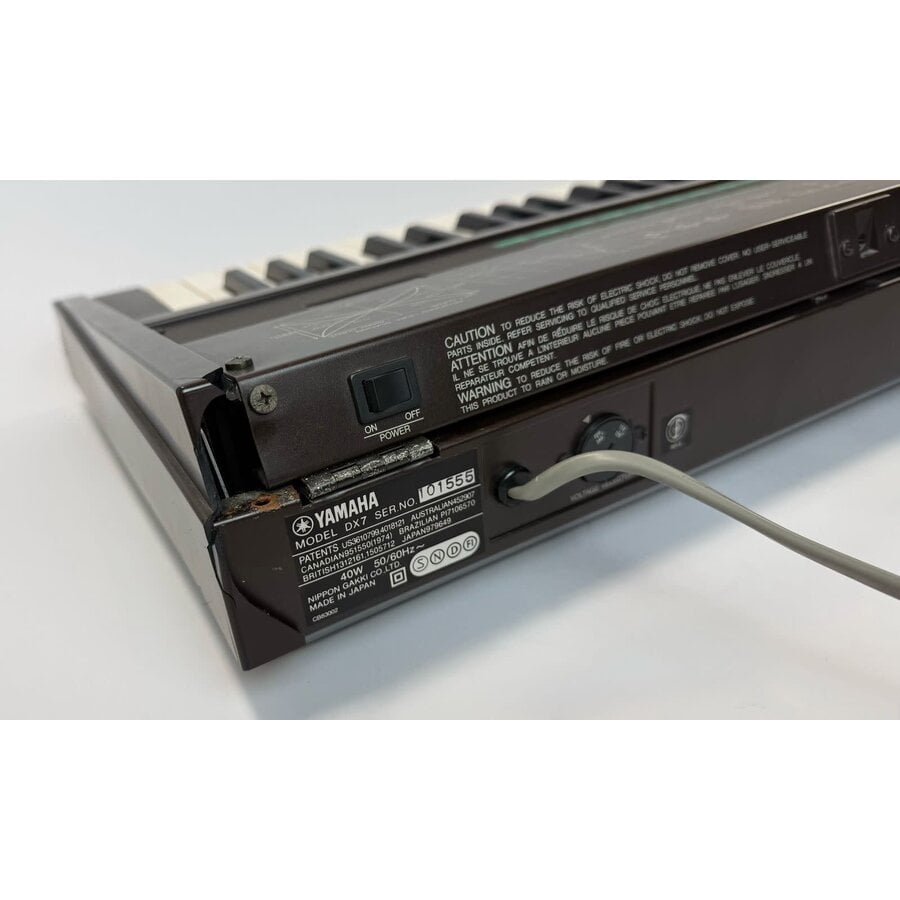 Yamaha DX7 (Damaged right panel)